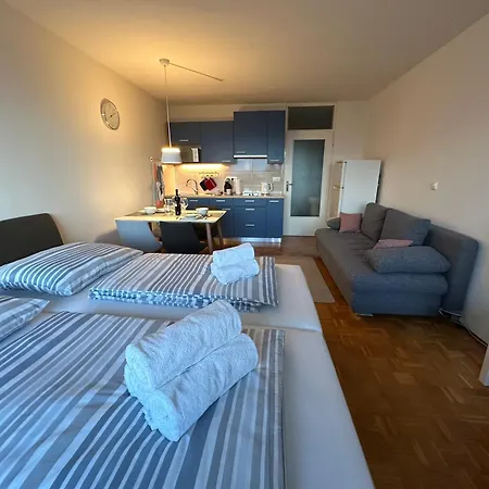 Apartment Modern Cute With Balcony, Center *